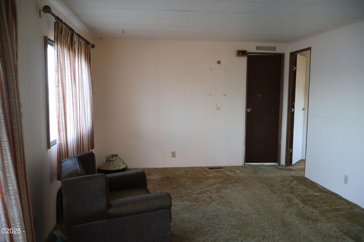 Property Photo: 955 NE Mill Street E-5 OR 97394