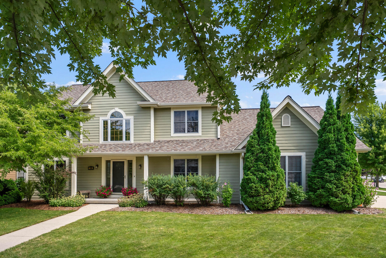 Property Photo: 1090 Canary Ct WI 53024