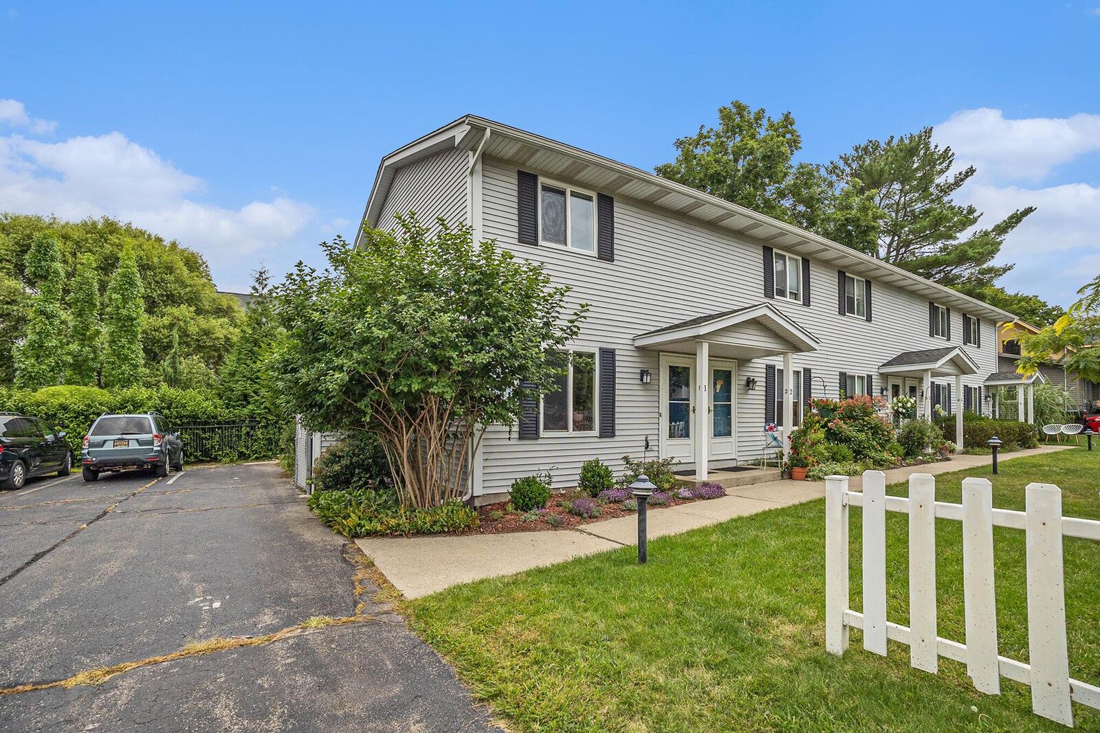Property Photo:  39 Ellis Street  MI 49406 