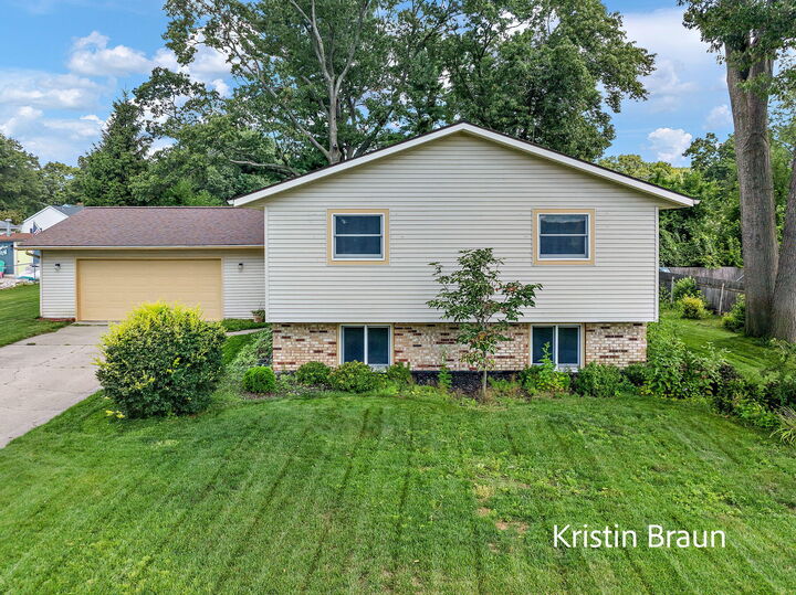Property Photo: 1616 Westwind Court MI 49445