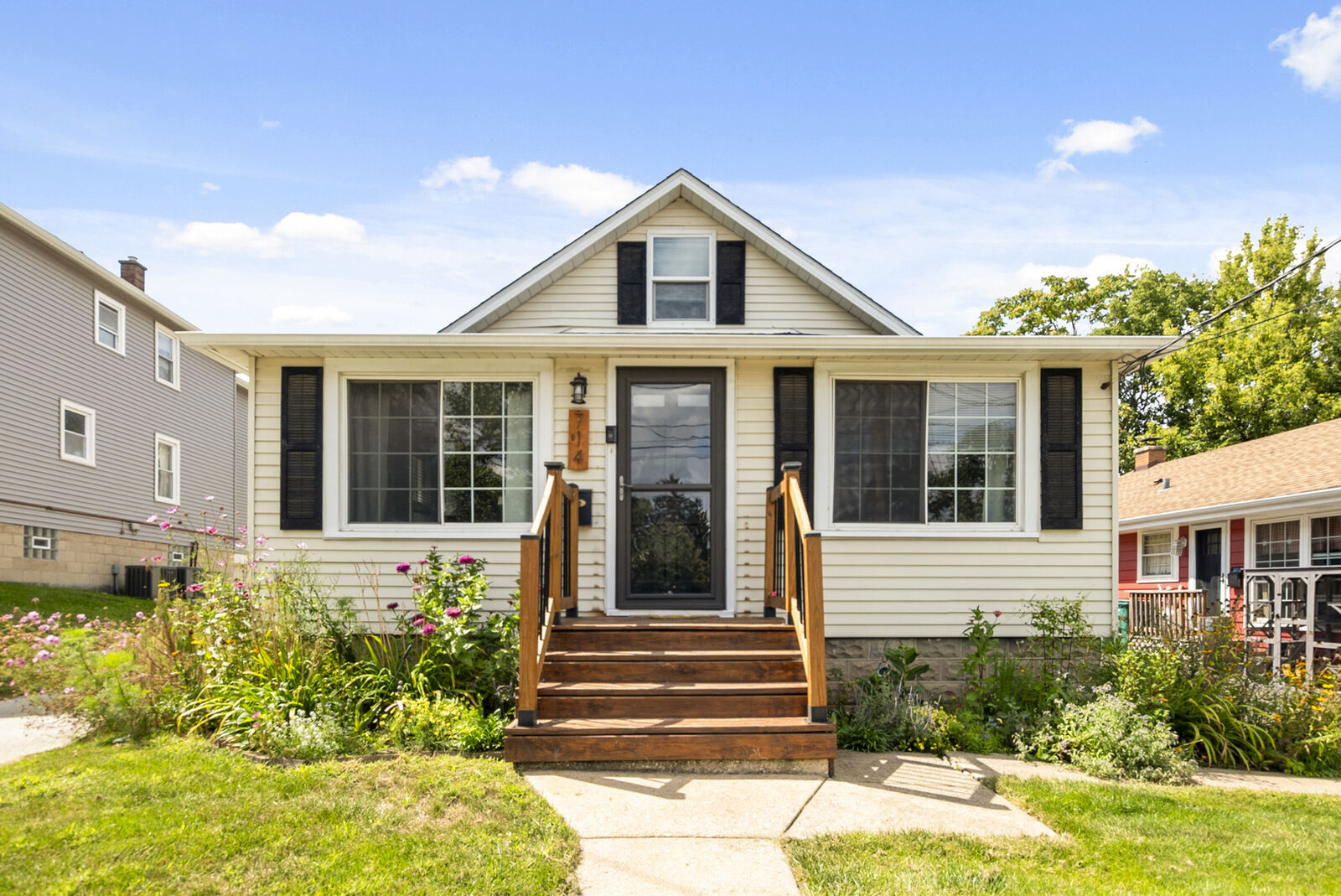 Property Photo:  714 Walnut Street  IL 60439 
