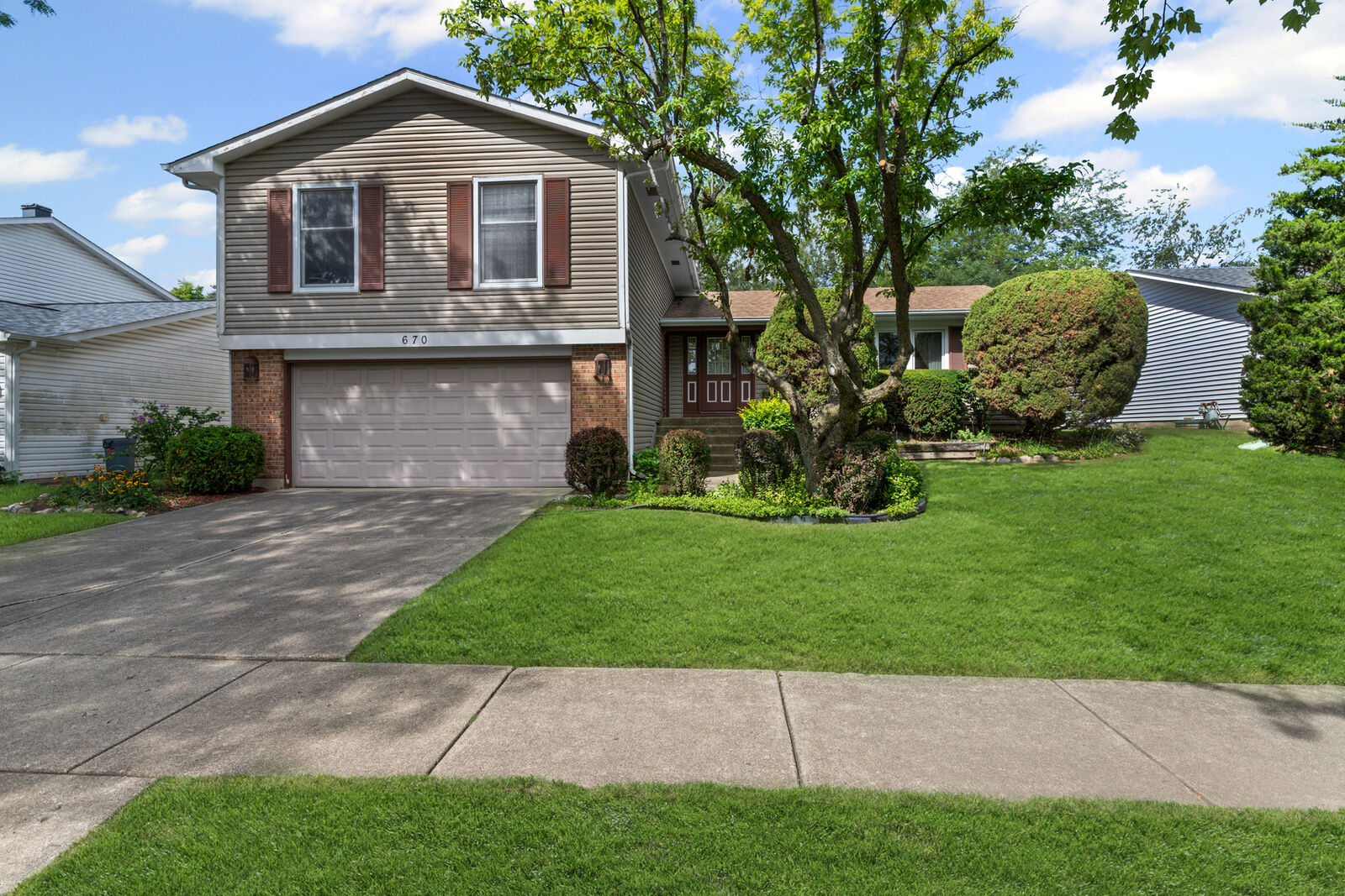 Property Photo:  670 Dunhill Drive  IL 60089 