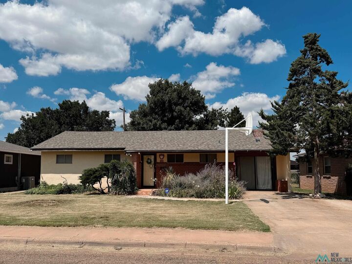 Property Photo:  112 W Yucca Avenue  NM 88101-4261 