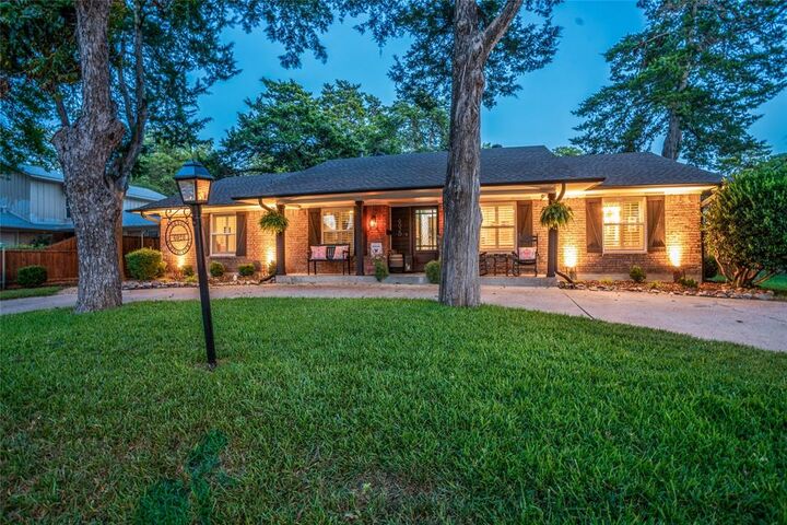 Property Photo: 6020 Hunters View Lane TX 75232