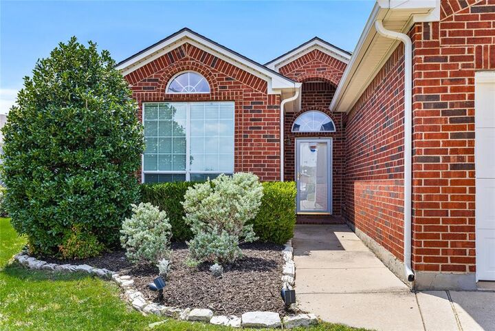 Property Photo: 12924 Parkersburg Drive TX 76244