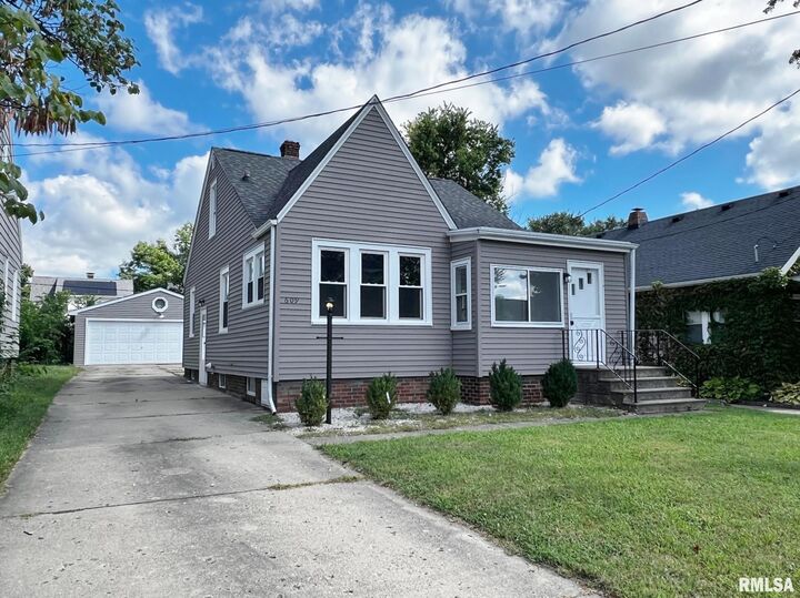 Property Photo: 609 W Hudson Street IL 61604