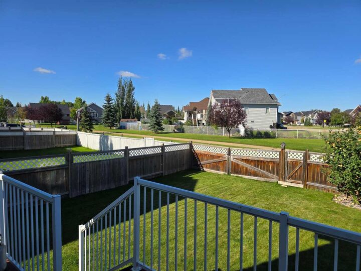 Property Photo: 7128 Henners Road AB T4L 0C3