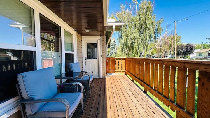 Property Photo:  411 8 Street E  AB T0J 0Y5 