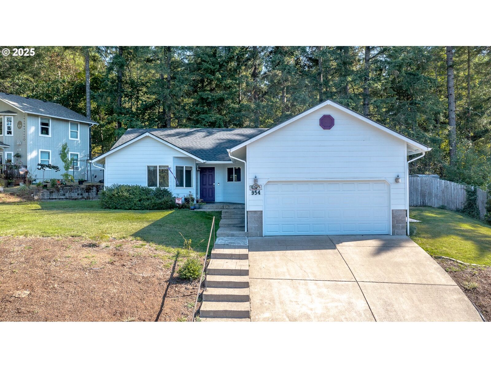 Property Photo: 954 S V Ct OR 97424