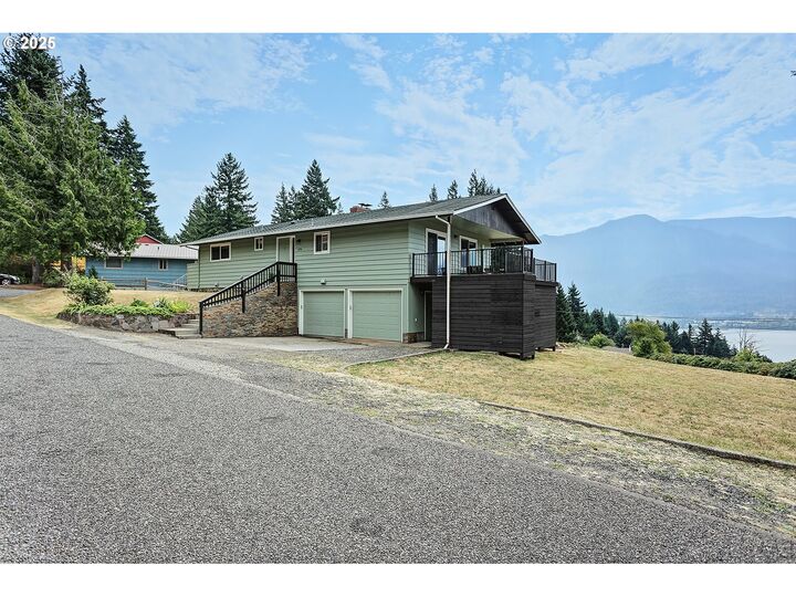 Property Photo: 270 NE Wisteria Way WA 98648