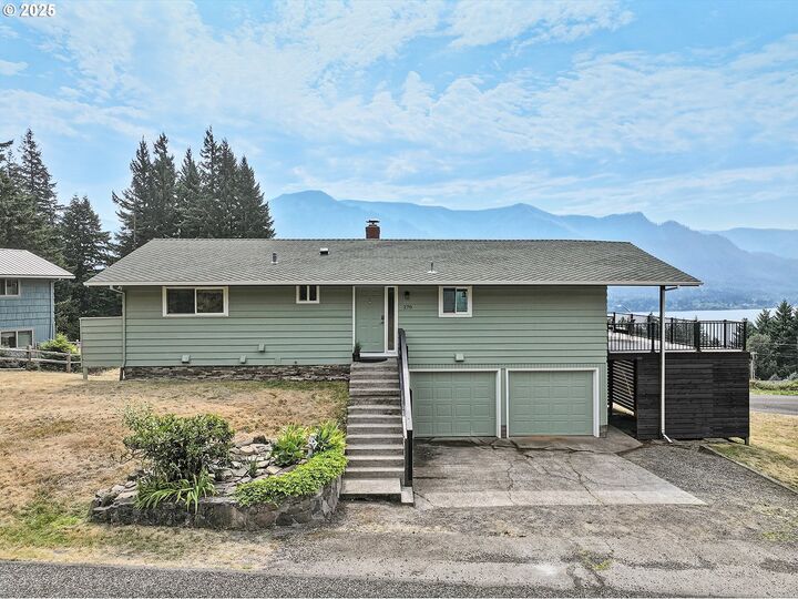 Property Photo: 270 NE Wisteria Way WA 98648