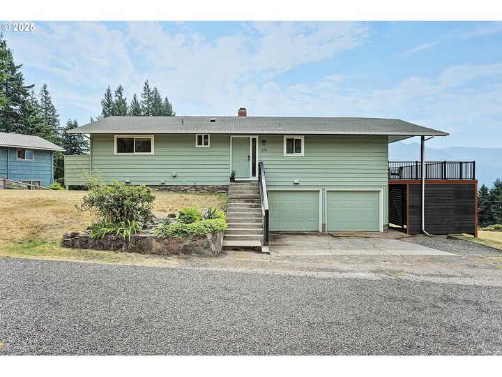 Property Photo: 270 NE Wisteria Way WA 98648