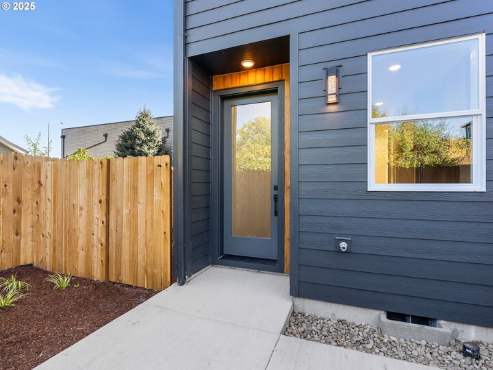 Property Photo: 2067 SE Harold St 8 OR 97202