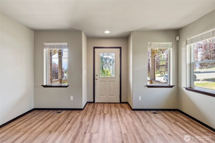 Property Photo: 1422 Portobello Avenue WA 98284