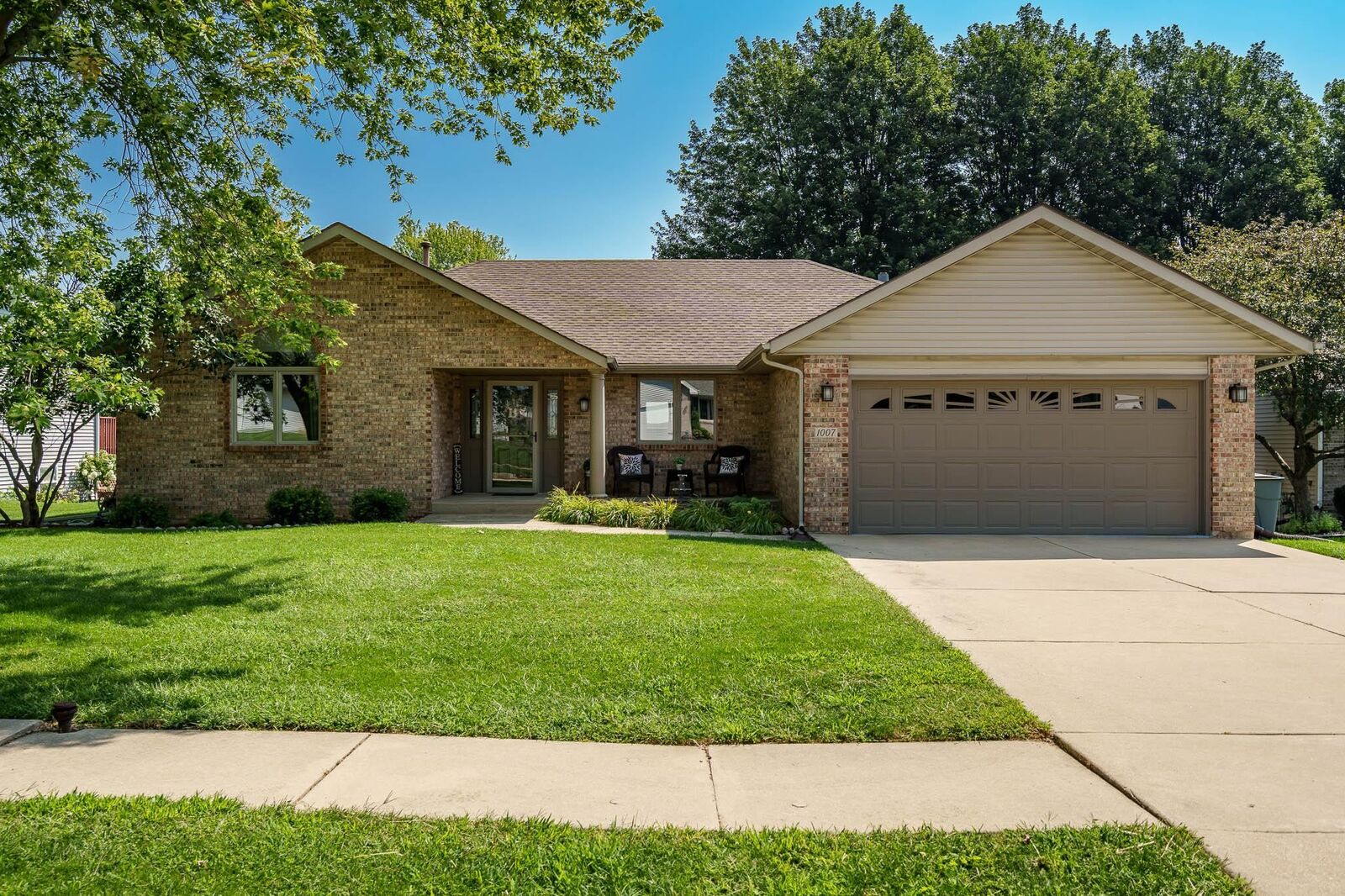 Property Photo: 1007 Brittania Way IL 61108