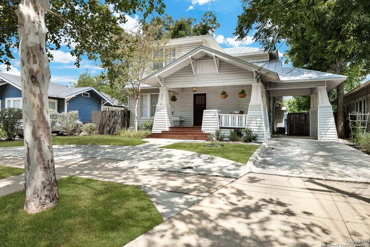 Property Photo: 617 E Park Ave TX 78212