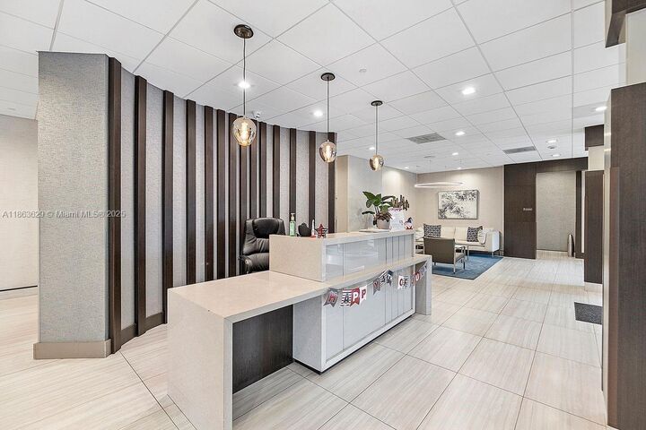 Property Photo:  90 Edgewater Dr 820  FL 33133 