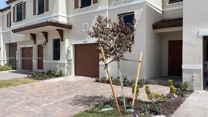 Property Photo: 10007 SW 231 Ln FL 33190