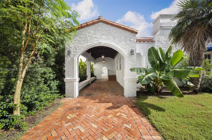 Property Photo: 231 Viscaya Ave FL 33134