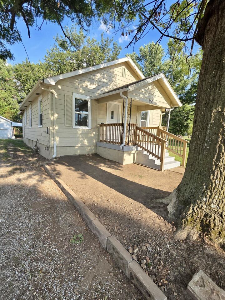 Property Photo: 950 S New Avenue MO 65806