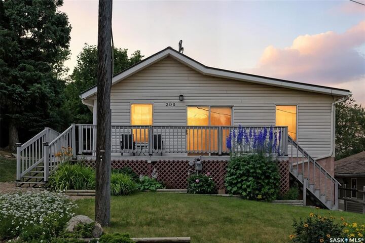 Property Photo:  208 Albert Street  SK S0K 4T1