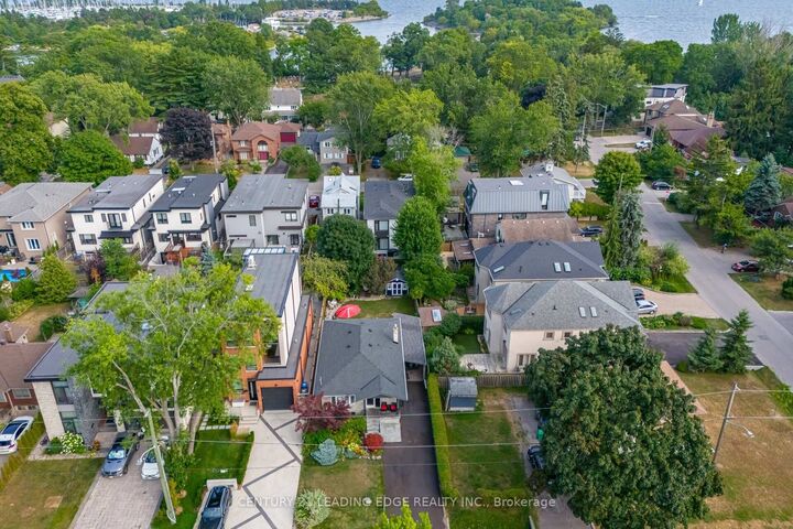 Property Photo: 586 Curzon Avenue ON L5G 1P9