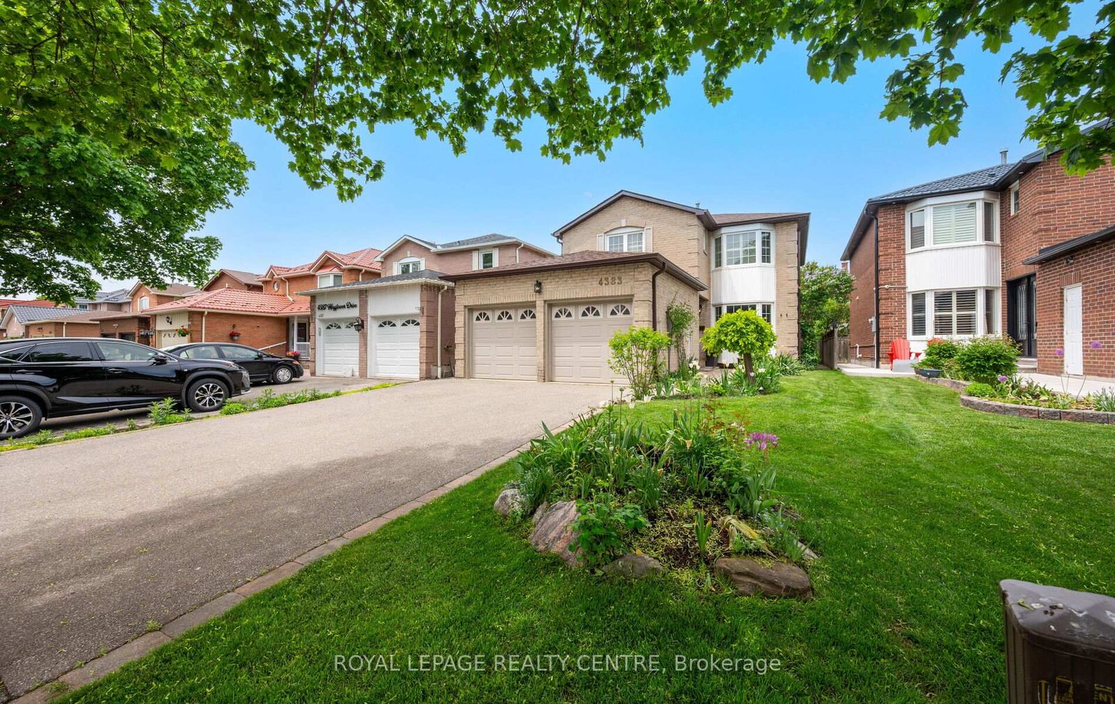 Property Photo: 4383 Mayflower Drive ON L5R 1T4