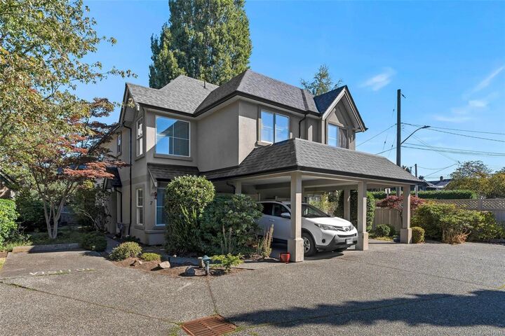 Property Photo: 2633 Shelbourne St 8 BC V8R 4M1