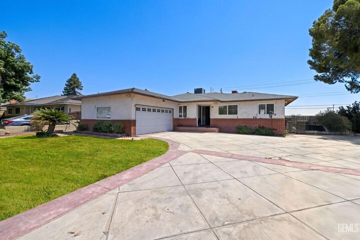 Property Photo: 1601 University Avenue CA 93305