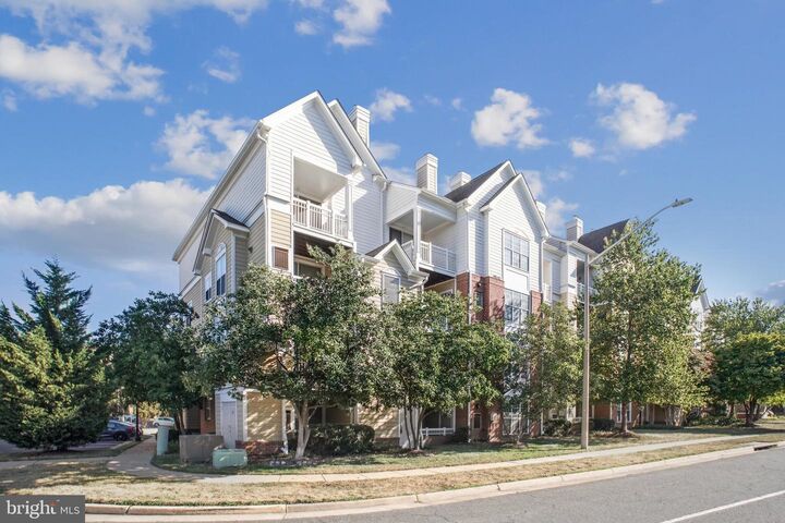 Property Photo: 2111 Highcourt Lane 302 VA 20170