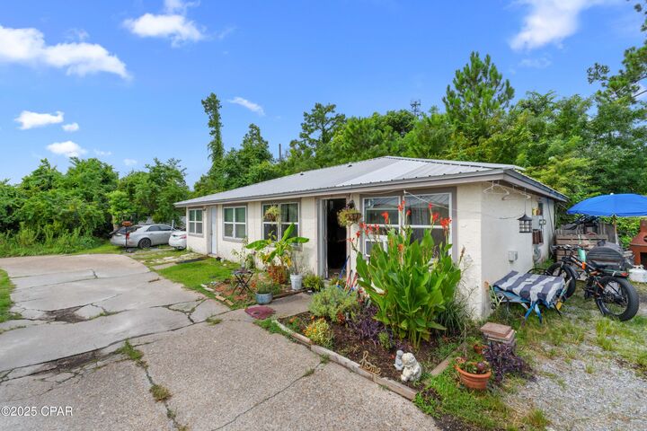 Property Photo: 715 W 13th Street 12-13 FL 32401