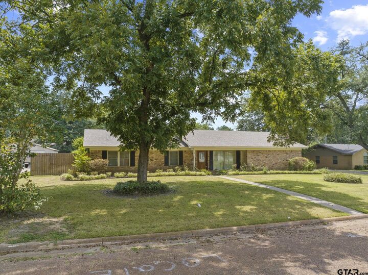 Property Photo: 909 Elizabeth St TX 75644