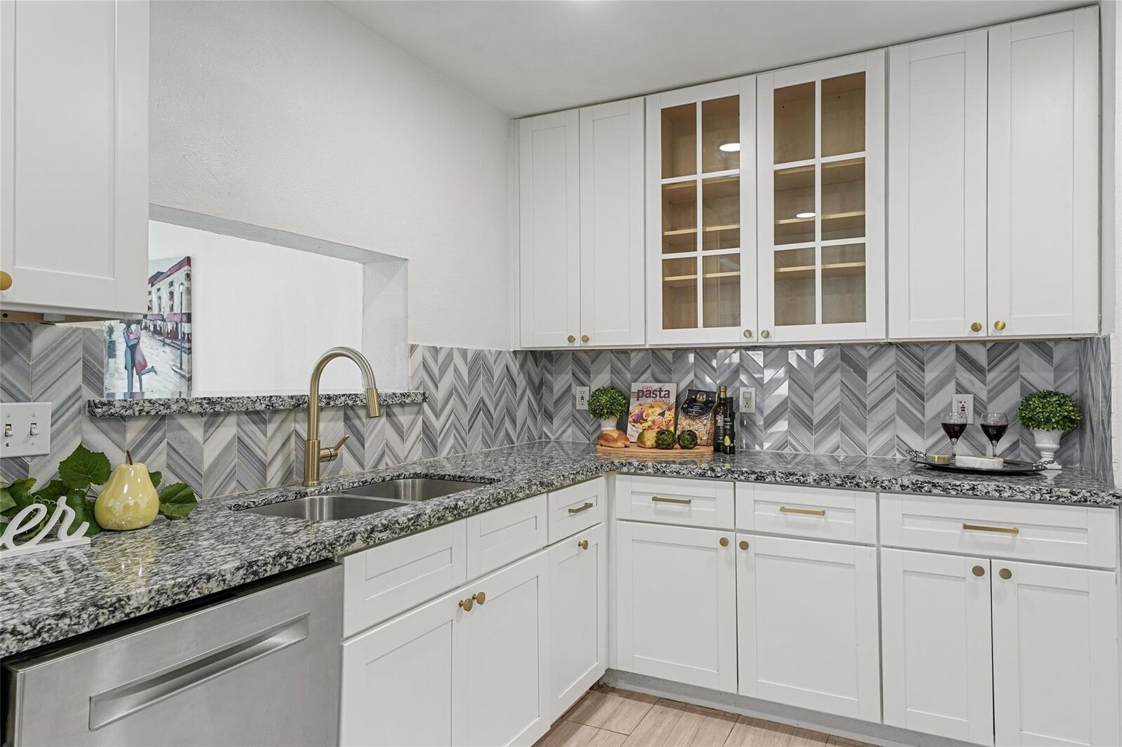 Property Photo: 5010 W 43rd Street TX 77092