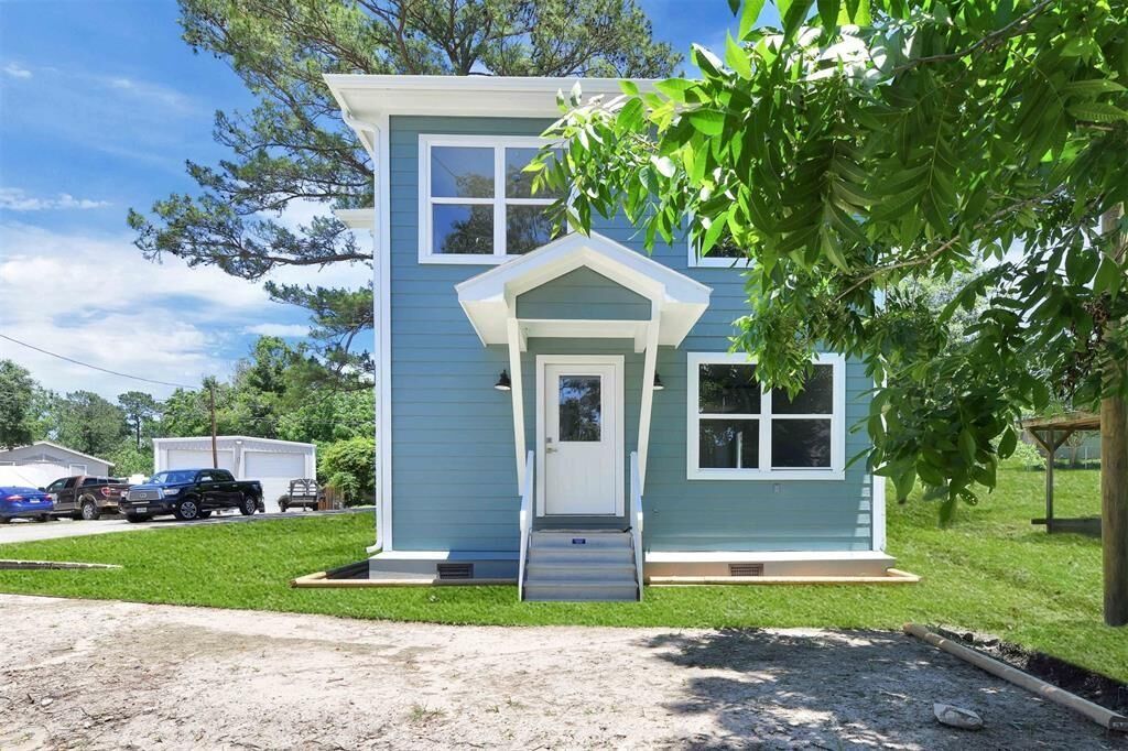 Property Photo: 189 W Lakeview TX 77360