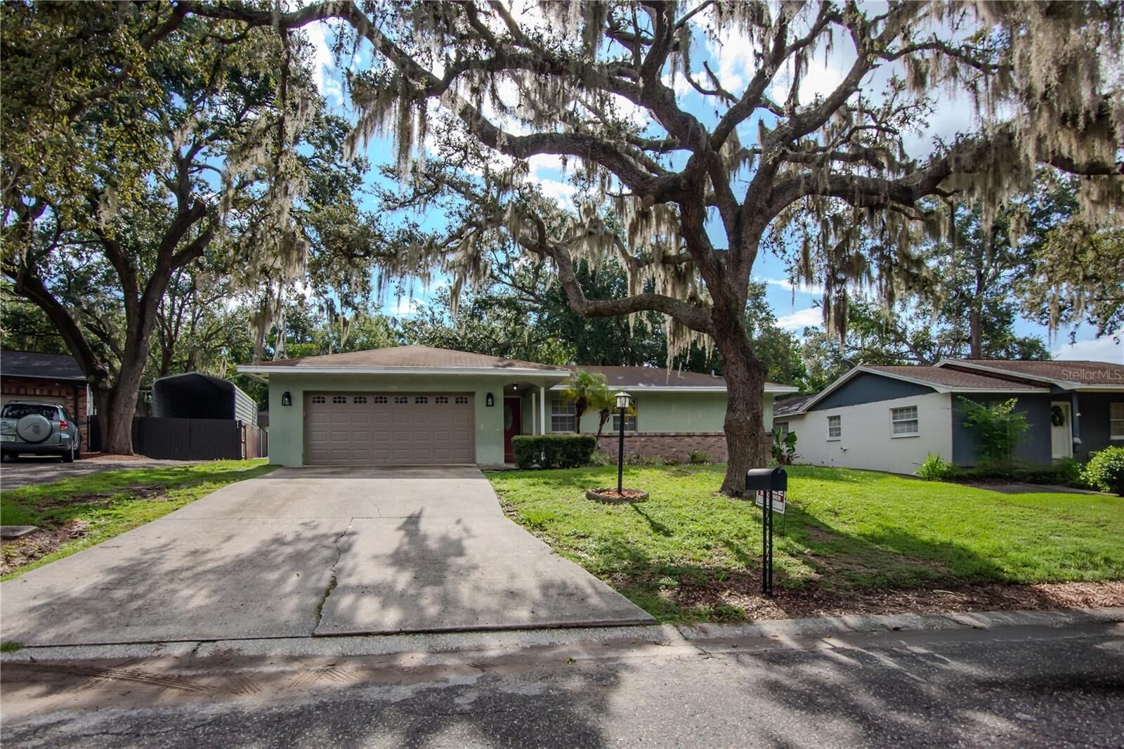 Property Photo: 2209 Boxwood Way FL 33511