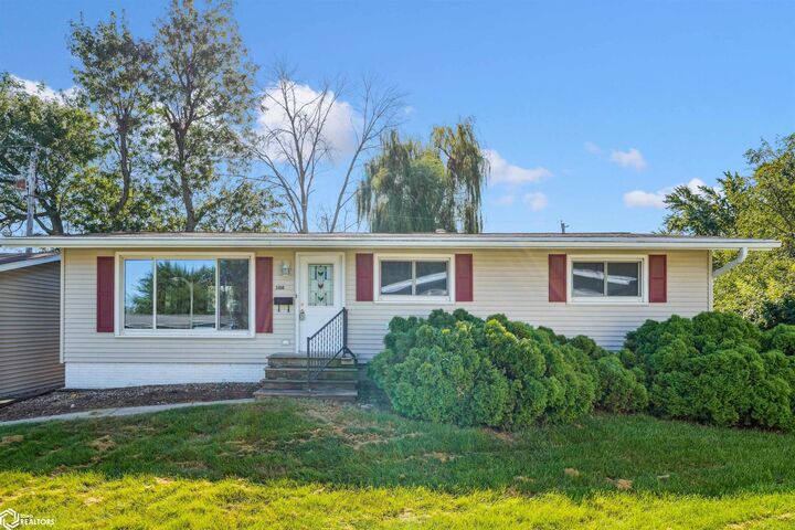 Property Photo: 1108 Steves Court IA 50158