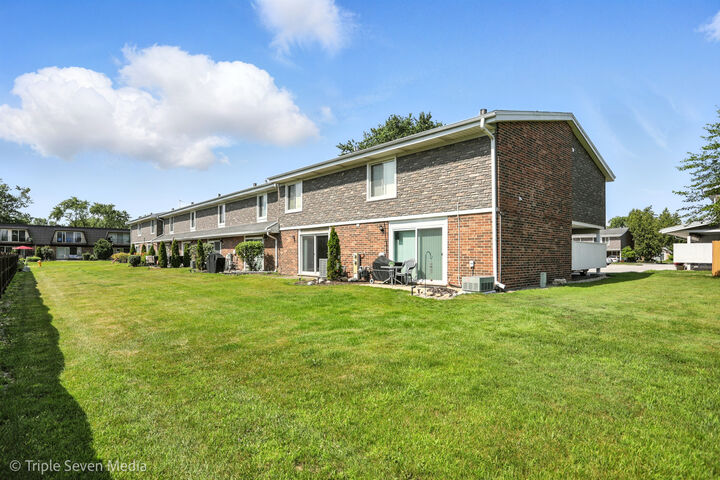 Property Photo:  10 Cour Masson  IL 60465 