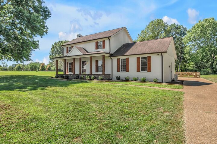 Property Photo:  305 Lee Rd  TN 37048 