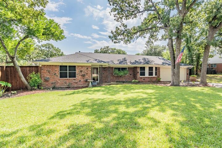 Property Photo: 833 W Cheryl Avenue TX 76053