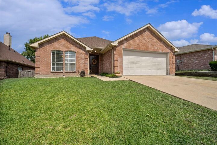 Property Photo: 5928 Woodoak Drive TX 75249