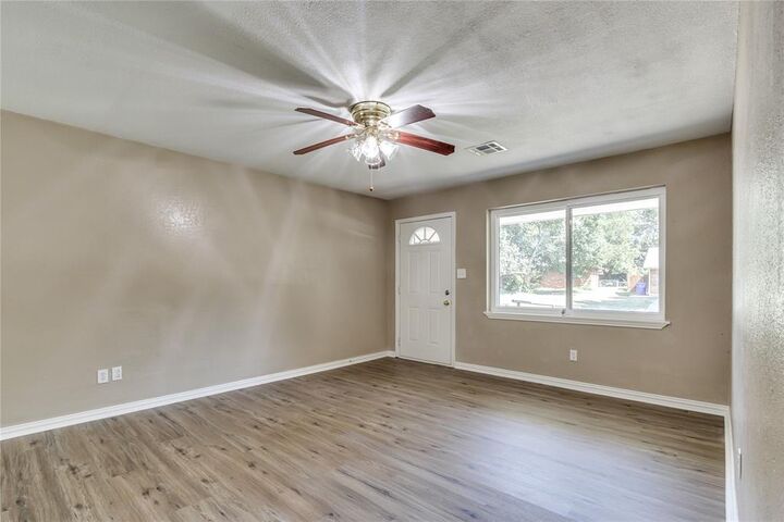 Property Photo: 1332 E Brooks Street OK 73071