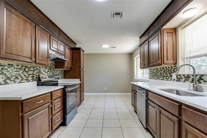 Property Photo: 1332 E Brooks Street OK 73071