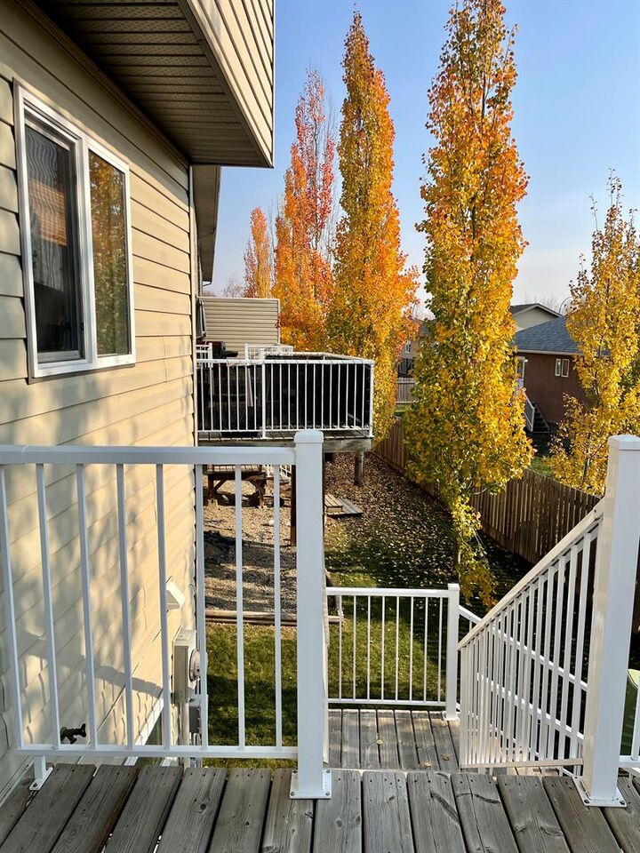 Property Photo: 1616 41 Street 8 AB T7E 0A5