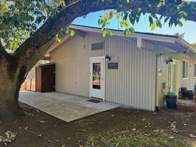 Property Photo:  2132 W 14th Ct  OR 97402 