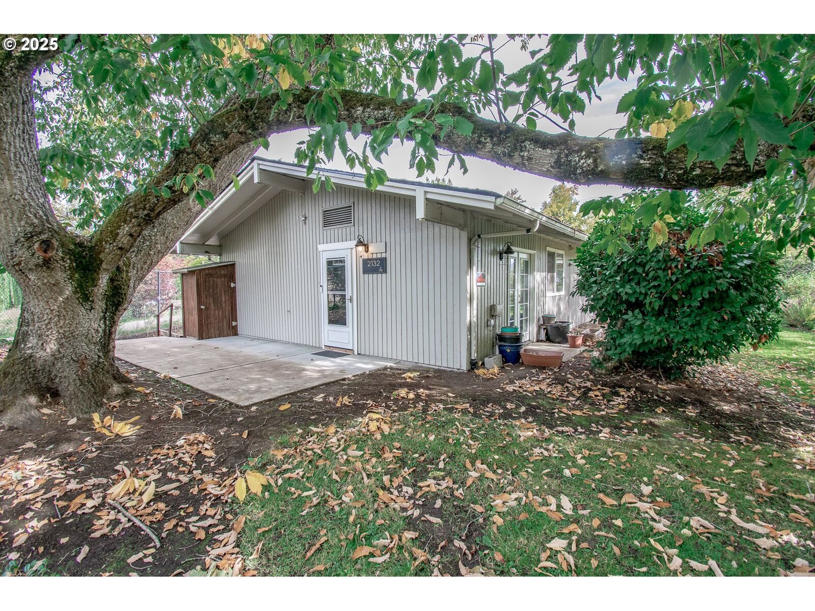 Property Photo: 2132 W 14th Ct OR 97402
