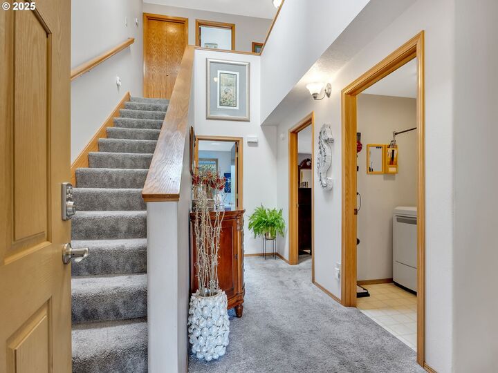 Property Photo:  315 N Chinook St  OR 97110 