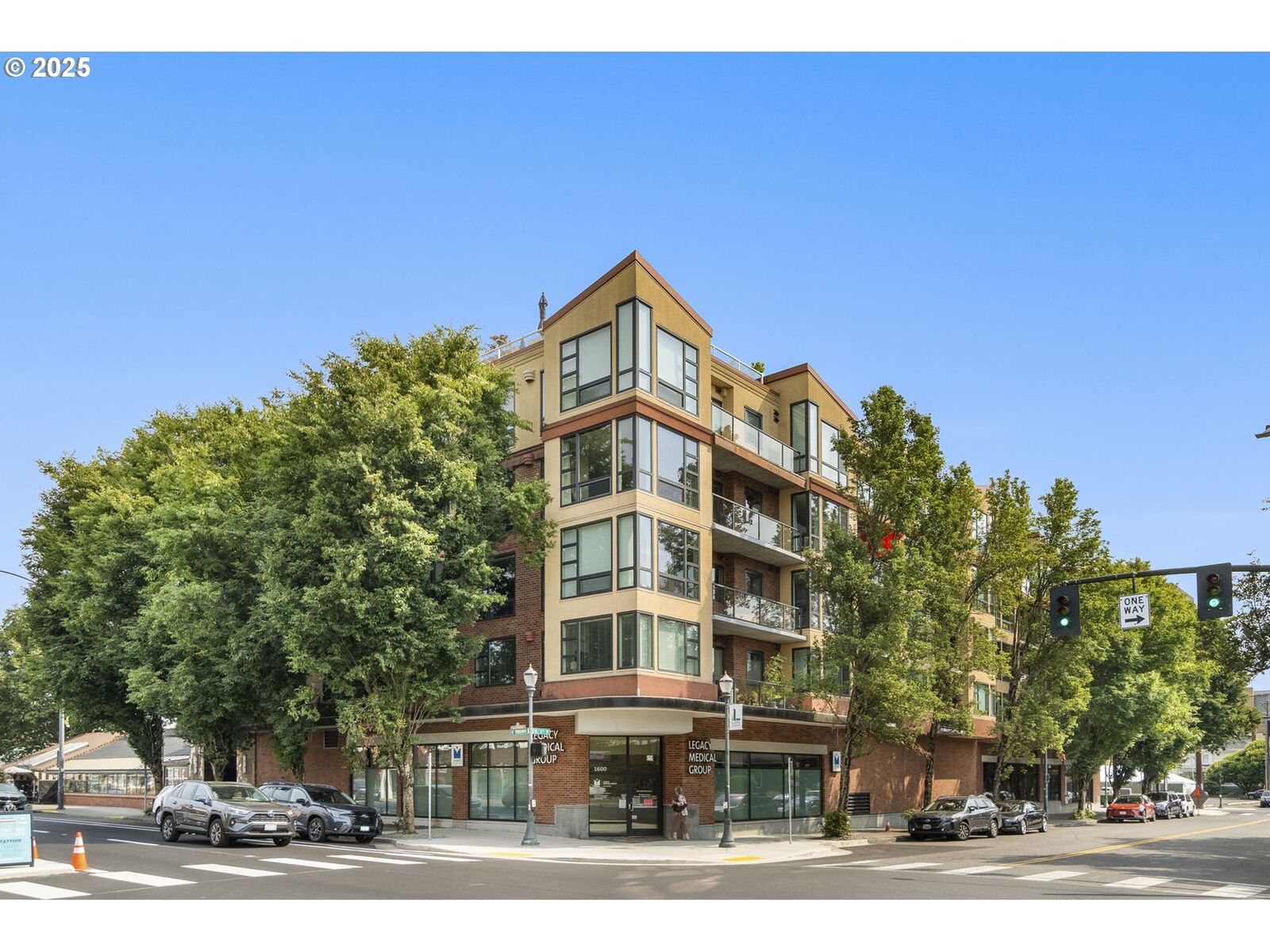 Property Photo: 1620 NE Broadway St 232 OR 97232