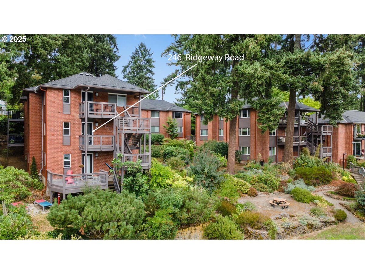 Property Photo: 246 Ridgeway Rd OR 97034