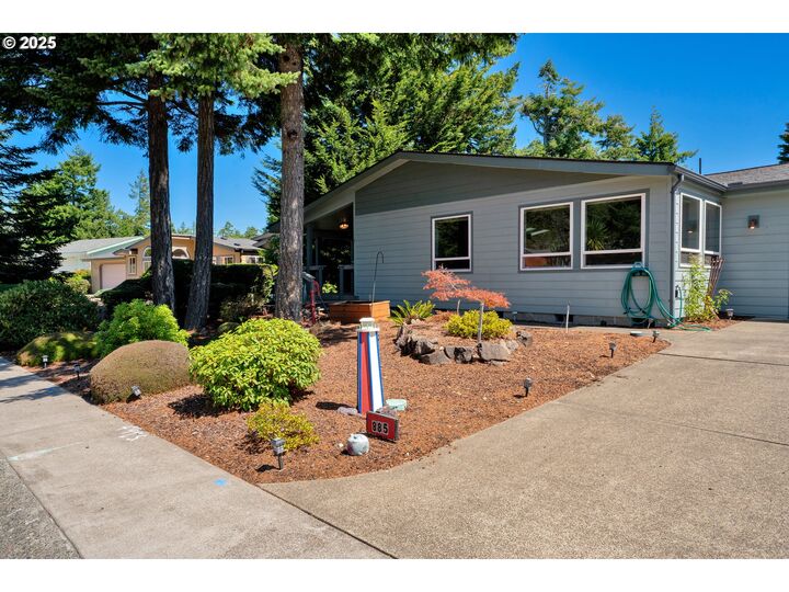 Property Photo: 885 Western Way OR 97439
