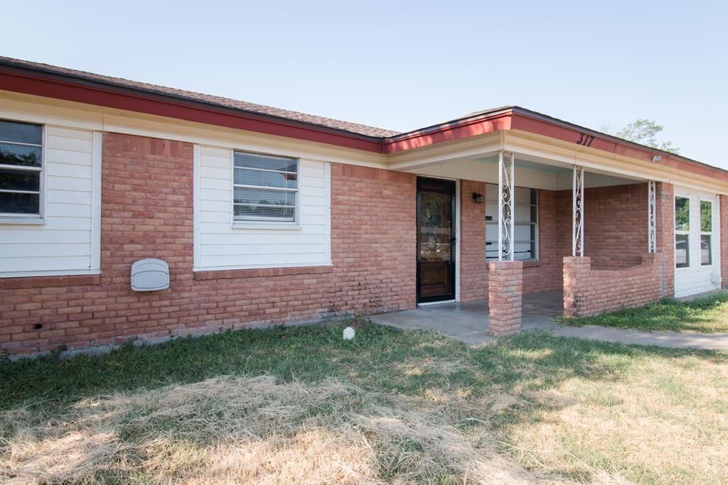Property Photo: 317 Van Zandt St TX 76905